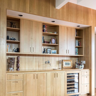 Imagen de bar en casa con fregadero lineal, contemporáneo, con fregadero bajoencimera, armarios con paneles lisos, puertas de armario de madera clara, encimera de madera, salpicadero marrón, salpicadero de madera y suelo de madera en tonos medios