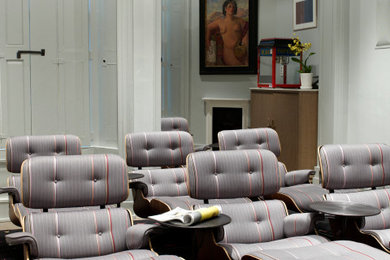 Idee per un home theatre design chiuso con moquette