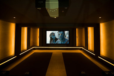 Immagine di un grande home theatre moderno chiuso con pareti viola, moquette e schermo di proiezione