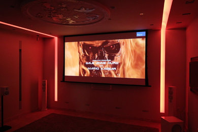 На фото: открытый домашний кинотеатр среднего размера в стиле модернизм с бежевыми стенами, ковровым покрытием и проектором с