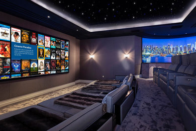 Пример оригинального дизайна: большой изолированный домашний кинотеатр в современном стиле с коричневыми стенами, ковровым покрытием, серым полом и проектором