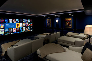 На фото: изолированный домашний кинотеатр среднего размера в классическом стиле с синими стенами, ковровым покрытием, проектором и синим полом с