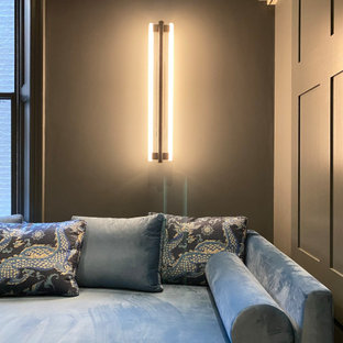 Imagen de cine en casa cerrado, moderno, extra grande, con paredes azules, suelo de madera en tonos medios, pantalla de proyección y suelo marrón
