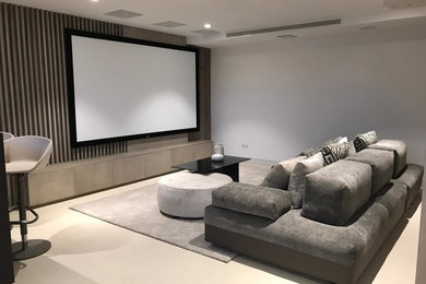 Inspiration for a contemporary home cinema in Malaga with grey walls and a projector screen.