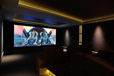 オックスフォードシャーにある高級な巨大なトランジショナルスタイルのおしゃれなオープンシアタールーム (茶色い壁、カーペット敷き、プロジェクタースクリーン) の写真