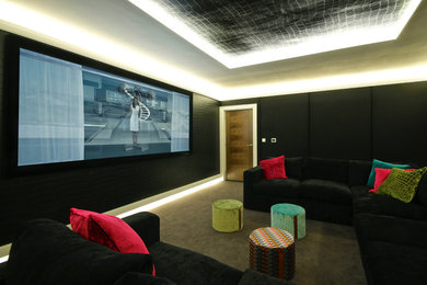 Ejemplo de cine en casa cerrado actual de tamaño medio con pantalla de proyección
