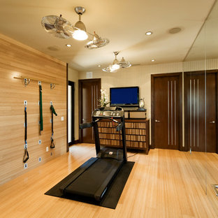 Multifunktionaler Moderner Fitnessraum mit beiger Wandfarbe, hellem Holzboden und gelbem Boden in Las Vegas