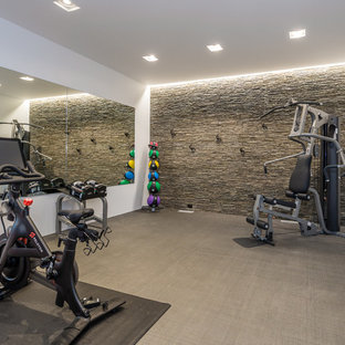 Ispirazione per un'ampia palestra in casa contemporanea con pareti bianche e pavimento grigio