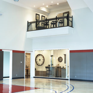 Immagine di un ampio campo sportivo coperto minimal con pareti bianche e parquet chiaro
