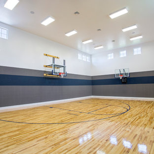 Immagine di un campo sportivo coperto chic con pareti multicolore e pavimento in legno massello medio