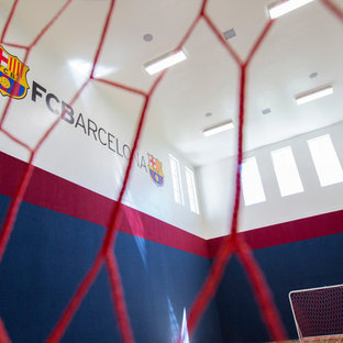 Immagine di un grande campo sportivo coperto classico con pareti multicolore e parquet chiaro
