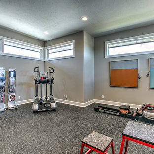 Immagine di una palestra in casa minimal con pavimento grigio