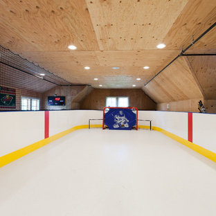 Immagine di un campo sportivo coperto classico con pareti beige e pavimento bianco