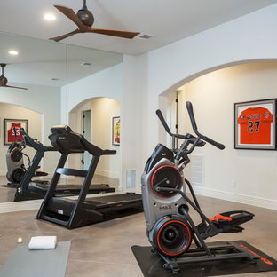 Multifunktionaler Klassischer Fitnessraum mit Betonboden in Austin