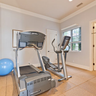 Multifunktionaler, Mittelgroßer Mid-Century Fitnessraum mit grauer Wandfarbe, Korkboden und braunem Boden in San Diego