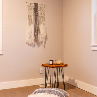 Immagine di una palestra in casa scandinava con pareti beige, moquette e pavimento beige