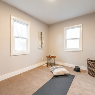 Idee per una palestra in casa nordica con pareti beige, moquette e pavimento beige