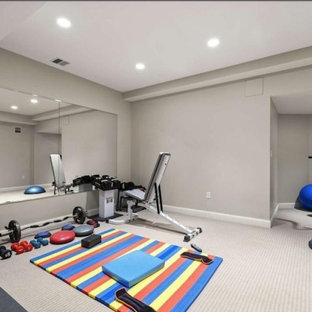 Esempio di una grande palestra multiuso american style con pareti beige, moquette e pavimento beige