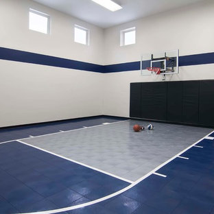 Foto di un ampio campo sportivo coperto design con pareti multicolore