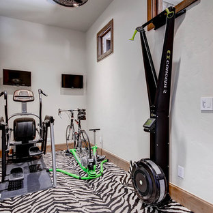 Foto di una palestra in casa minimalista