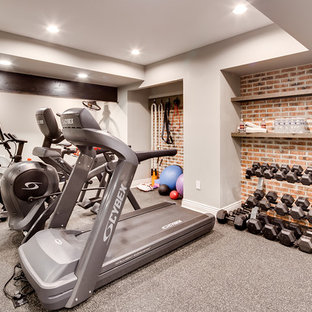 Idee per un'ampia palestra multiuso stile rurale con pareti beige