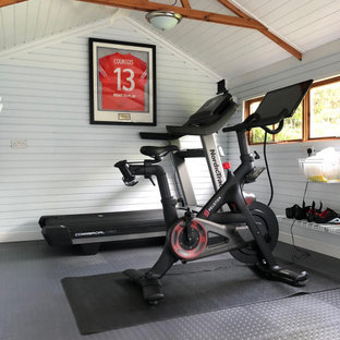 Ispirazione per una palestra in casa moderna con pavimento grigio e soffitto a volta