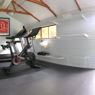 Idee per una palestra in casa moderna con pavimento grigio e soffitto a volta