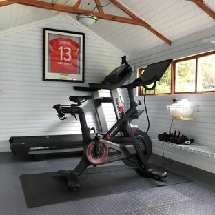 Ispirazione per una palestra in casa minimalista con pavimento grigio e soffitto a volta