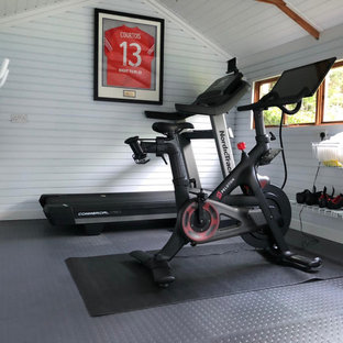 Idee per una palestra in casa minimalista con pavimento grigio e soffitto a volta