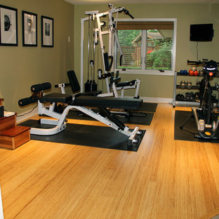 Moderner Fitnessraum mit Bambusparkett und gelbem Boden in Baltimore