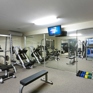 Foto di una grande palestra multiuso minimalista