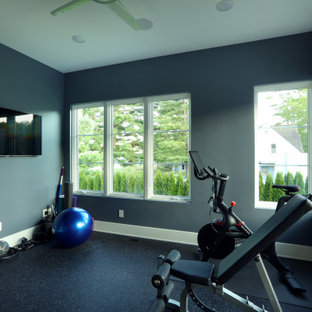 Multifunktionaler, Mittelgroßer Klassischer Fitnessraum mit blauer Wandfarbe und schwarzem Boden in Grand Rapids