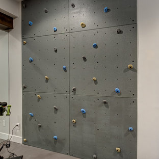 Idee per una grande parete da arrampicata tradizionale con pareti grigie e pavimento beige