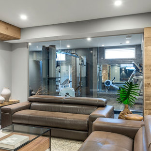 Esempio di una grande palestra multiuso stile rurale con pareti grigie, pavimento in laminato e pavimento multicolore