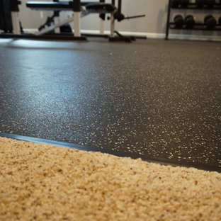 Idee per una sala pesi tradizionale di medie dimensioni con pareti grigie, pavimento in linoleum e pavimento nero