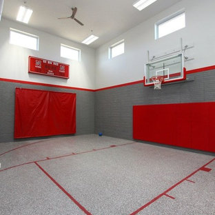 Foto di un grande campo sportivo coperto design con pareti grigie, pavimento in linoleum e pavimento grigio