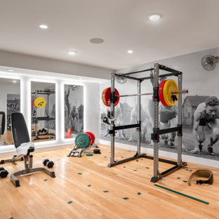 Foto di una palestra in casa minimal con pareti grigie, parquet chiaro e pavimento beige