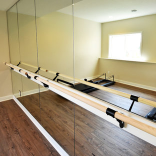 Multifunktionaler, Großer Moderner Fitnessraum mit beiger Wandfarbe, Vinylboden und braunem Boden in Minneapolis