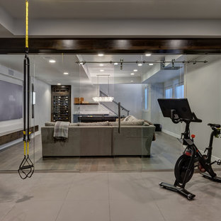 Großer Klassischer Fitnessraum mit Kletterwand, grauer Wandfarbe und beigem Boden in Denver
