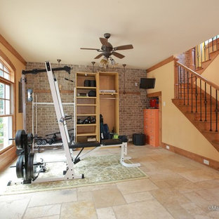 Immagine di una sala pesi stile americano di medie dimensioni con pareti beige e pavimento con piastrelle in ceramica