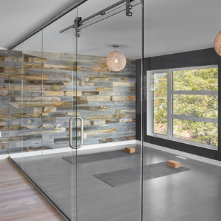 Idee per uno studio yoga contemporaneo di medie dimensioni con pareti multicolore, parquet chiaro e pavimento grigio