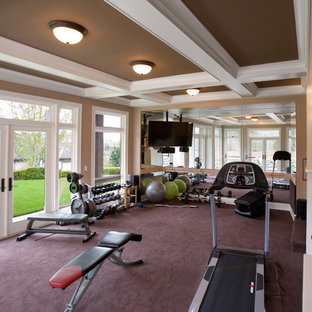 Idee per una grande palestra multiuso tradizionale con pareti beige, moquette e pavimento viola