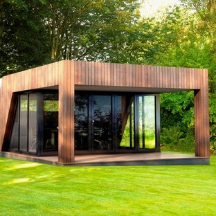 Moderner Fitnessraum in Cheshire