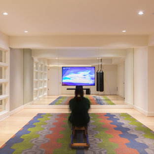 Foto di uno studio yoga moderno di medie dimensioni con pareti bianche e parquet chiaro