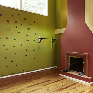 Idee per una parete da arrampicata chic con pareti multicolore, parquet chiaro e pavimento marrone
