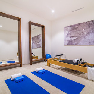 Ispirazione per uno studio yoga minimal di medie dimensioni con pareti bianche, pavimento in gres porcellanato e pavimento beige