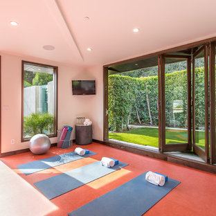 Idee per uno studio yoga minimal di medie dimensioni con pareti bianche e pavimento rosso