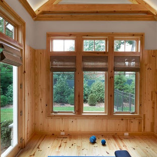 Idee per uno studio yoga tradizionale con pavimento in legno massello medio