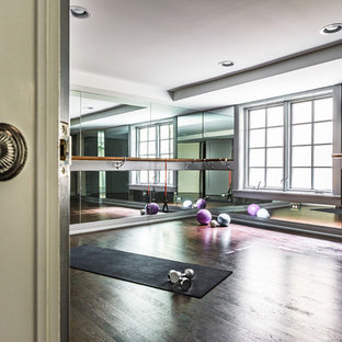 Immagine di una palestra in casa chic di medie dimensioni con parquet scuro