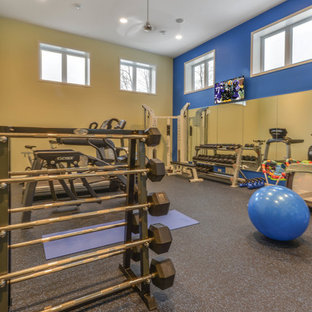 Foto di una palestra multiuso moderna di medie dimensioni con pareti gialle e pavimento grigio